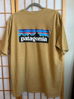 Patagonia Responsibili-Tee Shirt Mens X-Large Gold P-6 Logo Graphic Tee Outdoor